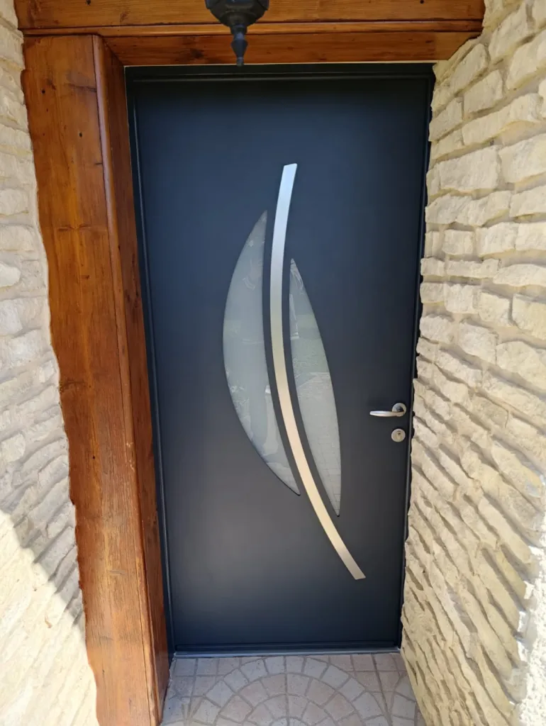 Installation d’une porte d’entrée aluminium monobloc OSMOZEN modèle VALERIANE sécurisée à Marcilly-sur-Tille en Côte-d’Or