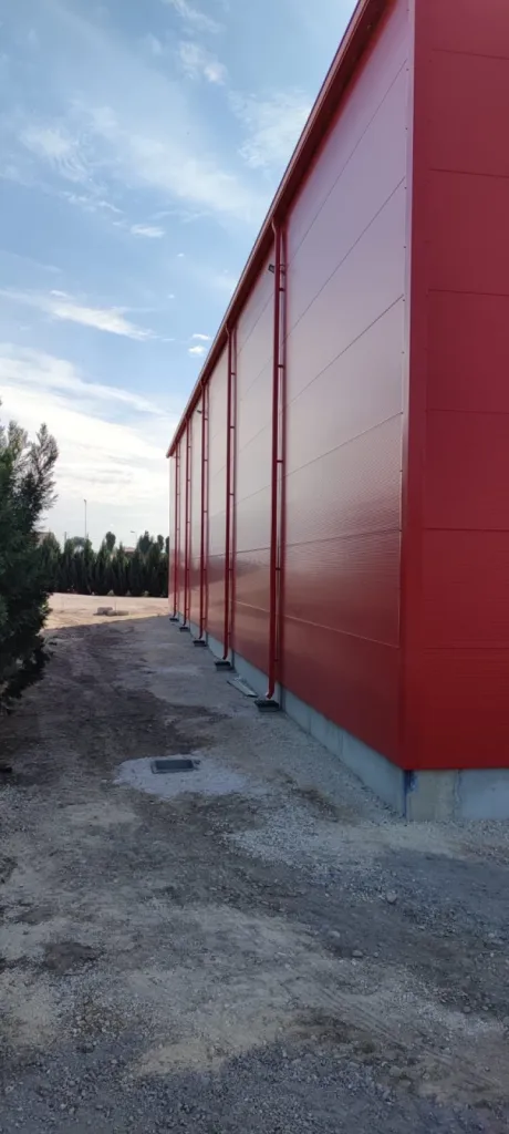 Gouttières aluminium G380 sur un bâtiment industriel