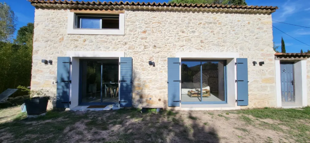 Fenêtres alu thermolaquées RAL 7016 avec sécurité multipoints à Fréjus
