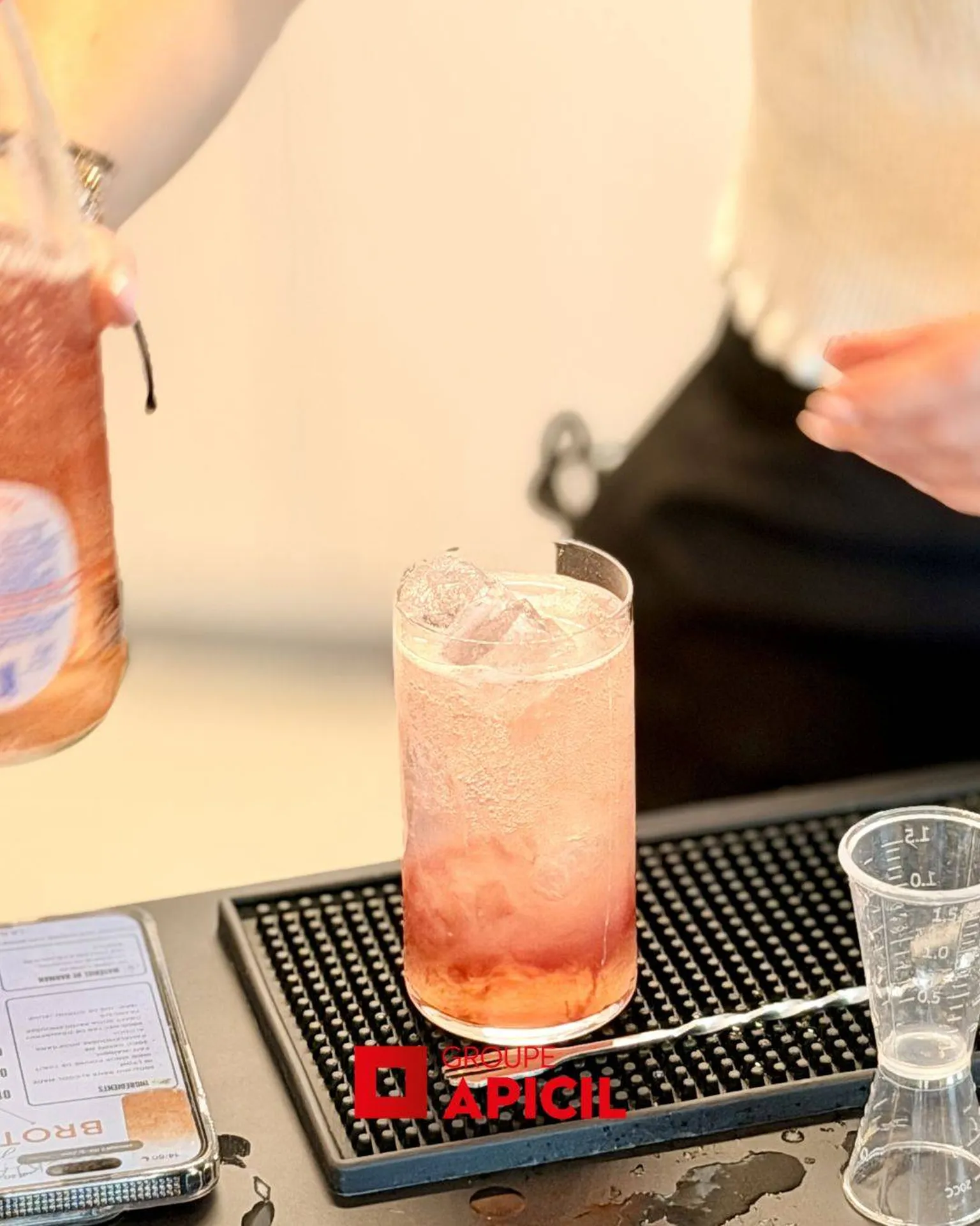 Moment convivial autour d’un atelier cocktails pour collaborateurs APICIL