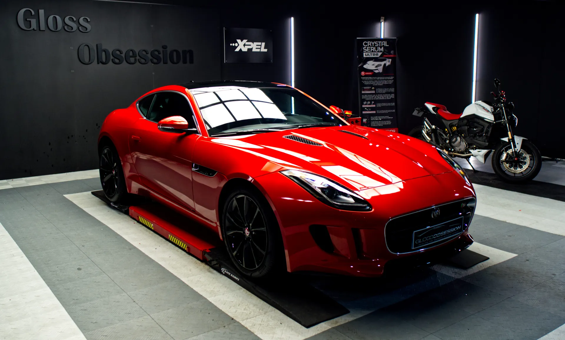 Pose d'un covering 3M sur une Jaguar F-Type chez Gloss Obsession en Bretagne près de vannes