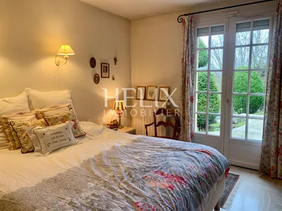 Située à Saint Germain en Laye, à deux pas du Lycée International une maison pleine de charme 7 pièces 4 chambres de 176m2 