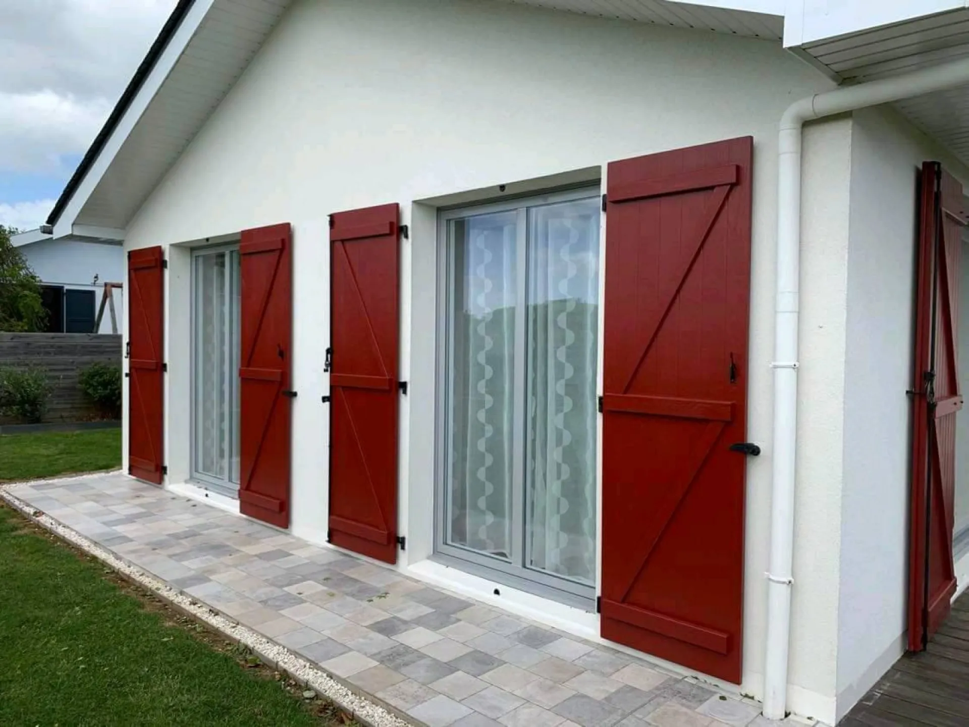 Pose de volets battants en fibre résine isolant avec mousse polyuréthane haute densité intégré sur Fontaine la Mallet (76)