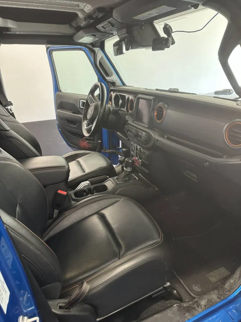 Nettoyage intérieur complet premium pour Jeep Gladiator à Marseille 13013 : service sur-mesure pour véhicule tout-terrain exigeant