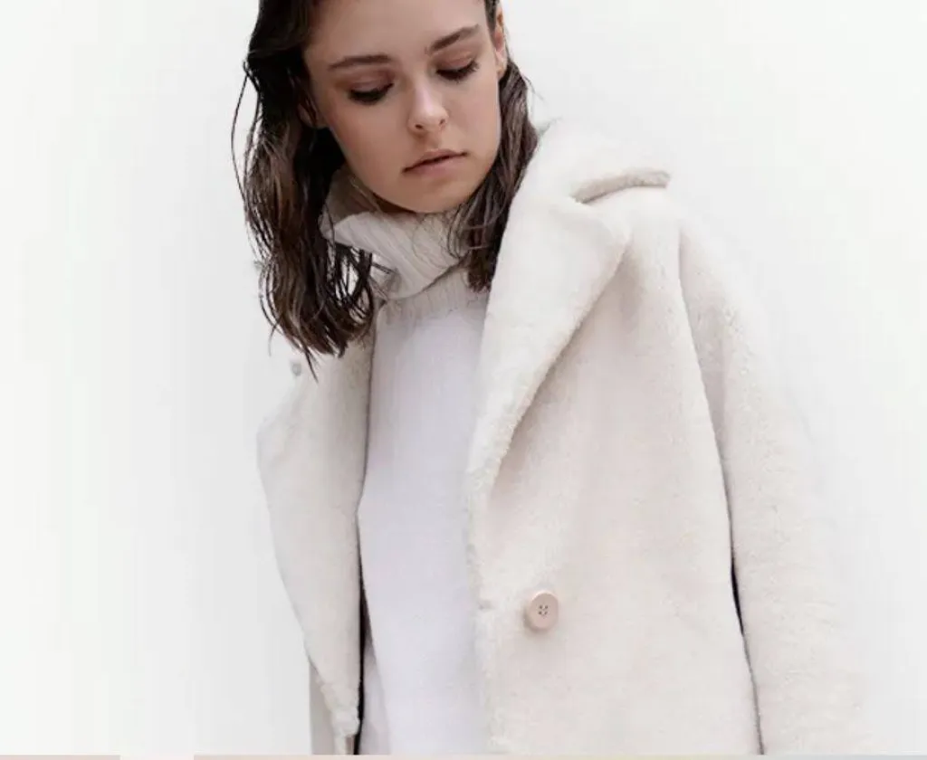 La collection automne-hiver 2024 Manzoni 24, des vêtements intemporels, chics et élégants.