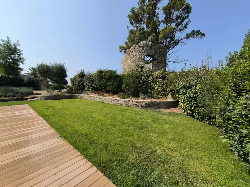 Aménagement paysager complet avec muret en pierres sèches et gazon de placage au Castellet