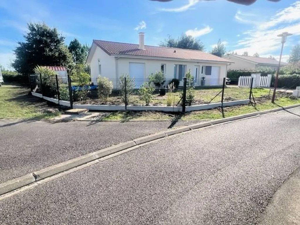 Evolution Paysage crée une clôture en grillage rigide pour préserver sécurité et intimité à Gastes