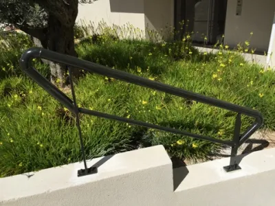 FABRICATION ET POSE RAMPE DE SECURITE POUR ESCALIER AVEC PEINTURE THERMOLAQUEE POUR UN CLIENT DE PORT DE BOUC 13