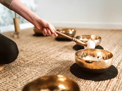 Bienfaits de la relaxation sonore pour relâcher les tensions améliorer le sommeil et retrouver un équilibre émotionnel grâce aux vibrations sonores près de Bordeaux