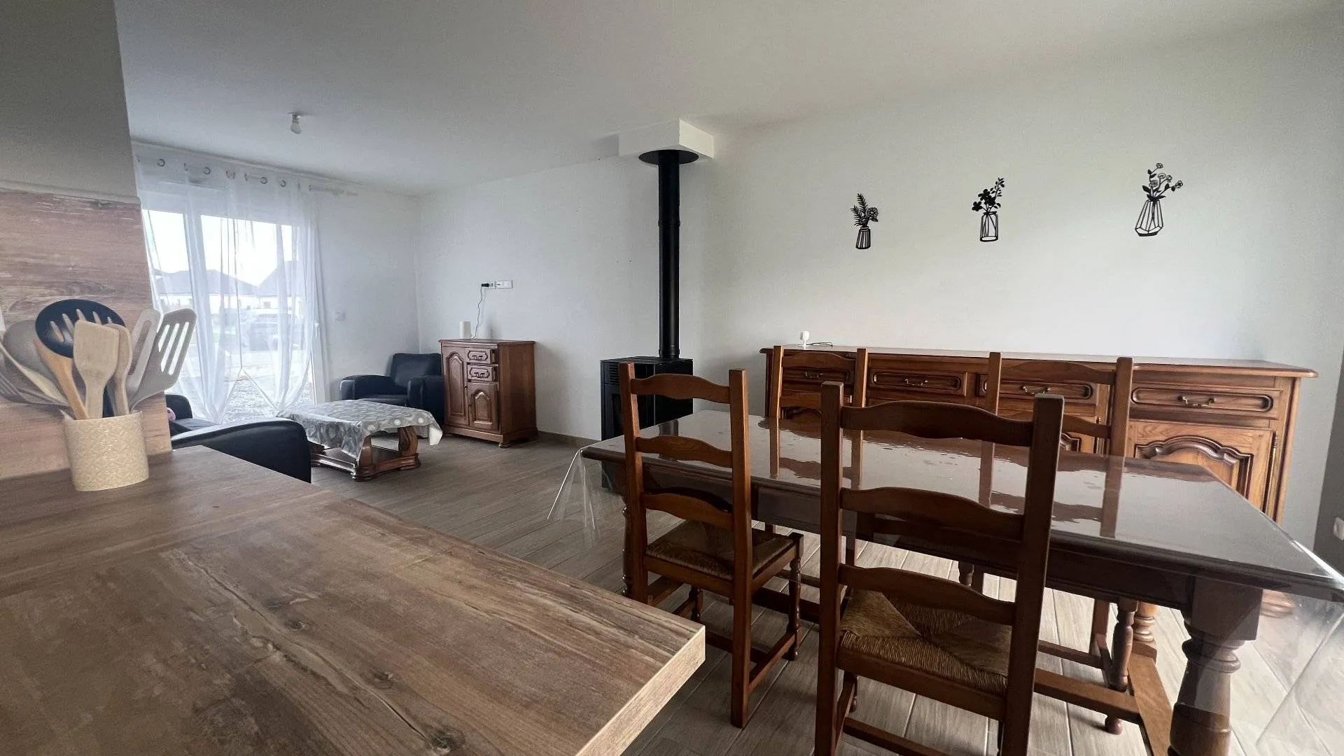 SOUS OFFRE PAVILLON MODERNE construit en 2023 de 81m² plain-pied, 3 chambres, pièce de vie lumineuse, terrain clos 678m², idéale primo-accédants, à proximité des Villes Sœurs et Baie de Somme.