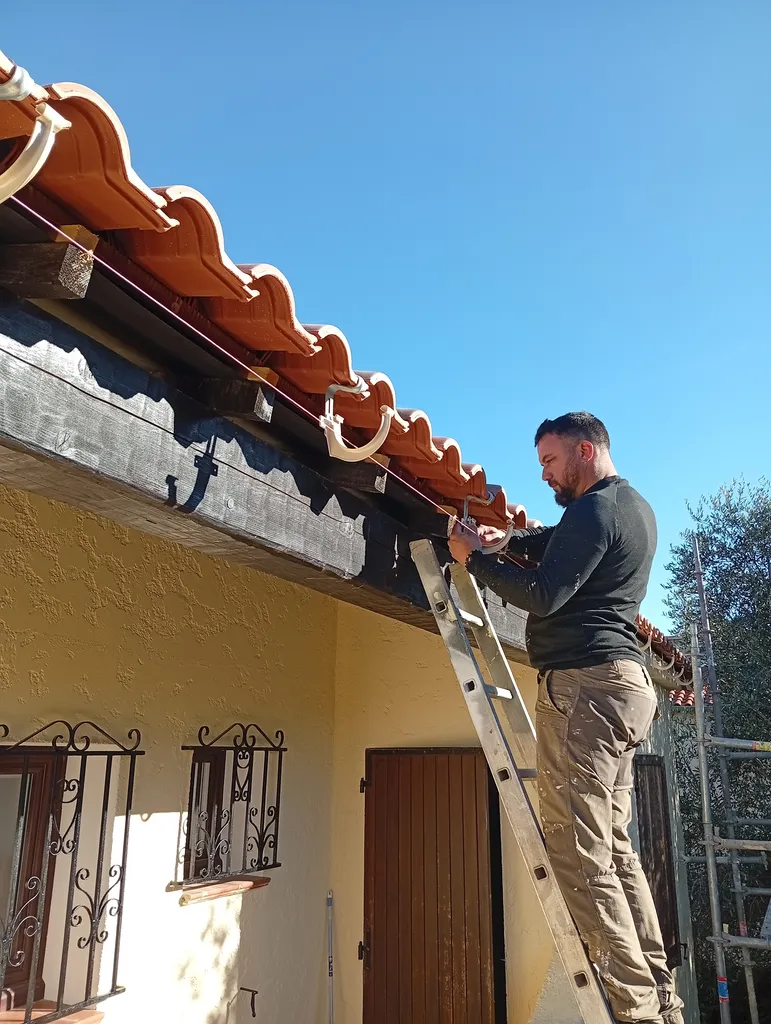 Pose de gouttières en PVC pour une évacuation efficace des eaux pluviales à Saint-Maximin-la-Sainte-Baume