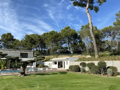 Création jardin contemporain Saint-Chamas par des pros