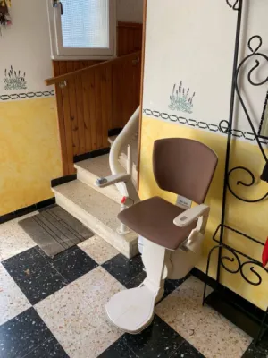 Pose d'un fauteuil monte-escalier 2/4 tournant OTOLIFT Modul'Air près d'Avignon