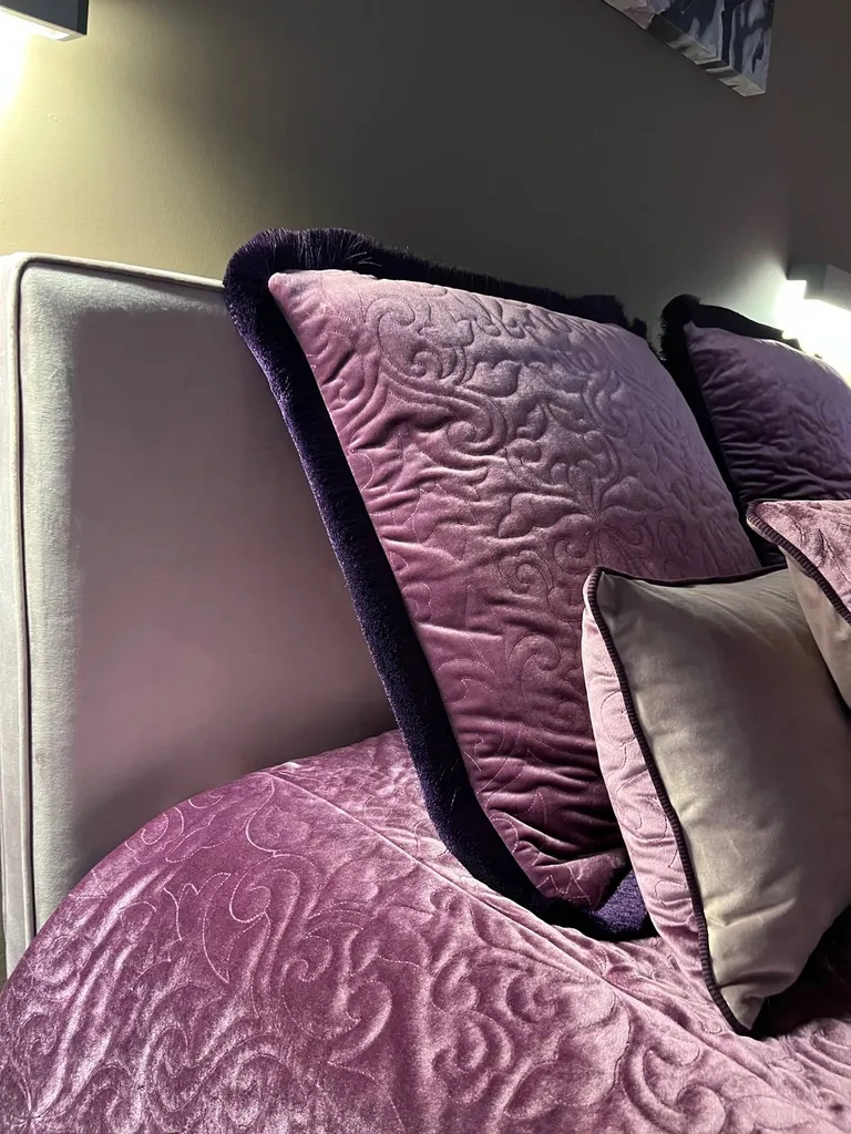 Rideaux, coussins et jete de lit confectionnés sur mesure pour une maison en Isère