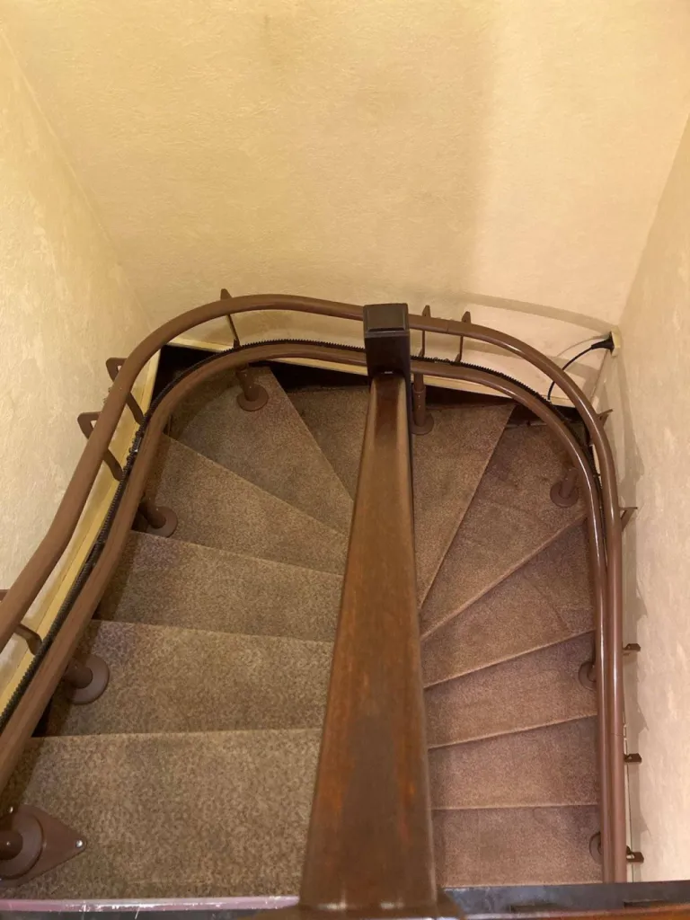 proximité des rails au mur pour cet escalier 2/4 tournant en intérieur aux Pennes Mirabeau près d'Aix en Provence