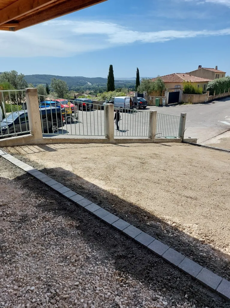 application d'enrobé de bitume noir sur Coudoux dans les Bouches-du-Rhône 