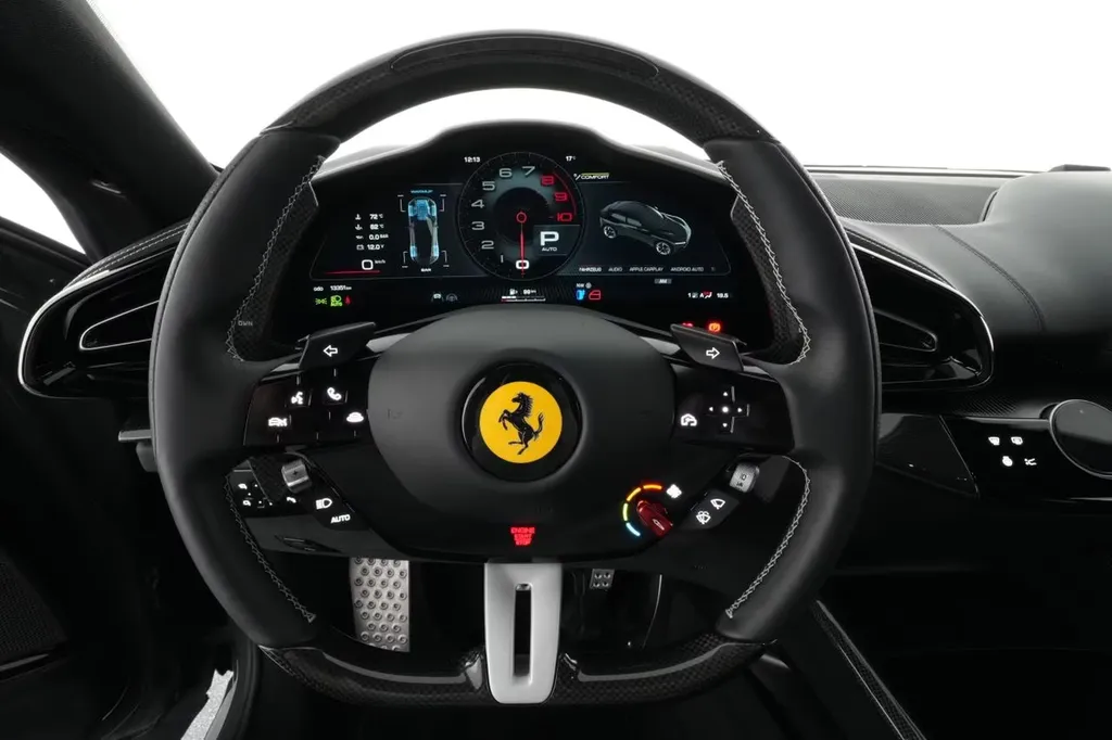 Intérieur Ferrari Purosangue Alcantara noir finition carbone à Bordeaux