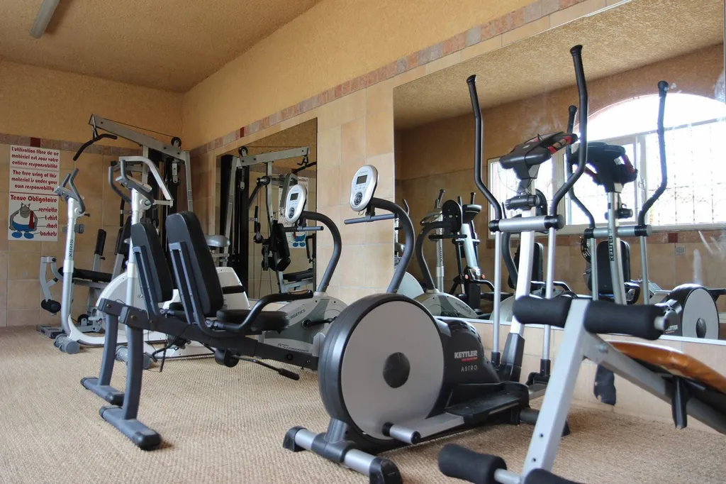 Location avec salle de sport et piscine chauffée bord de mer à Vias