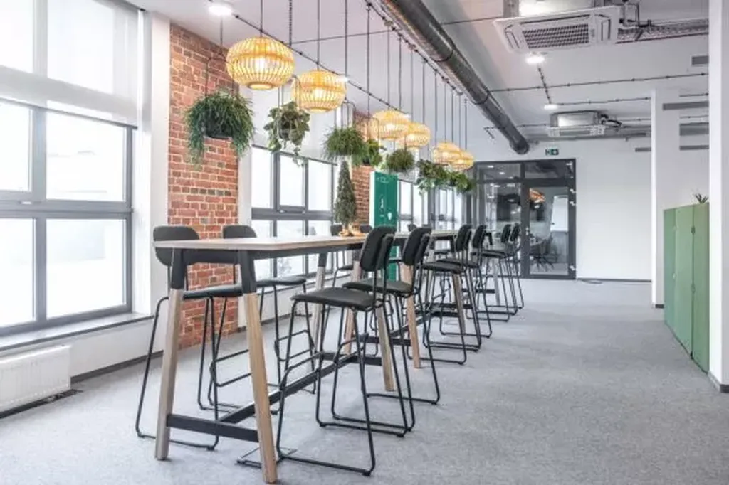 Le Tabouret Oldschool haut en tissu pour bureaux et coworking en région PACA. Design ergonomique et robustesse.