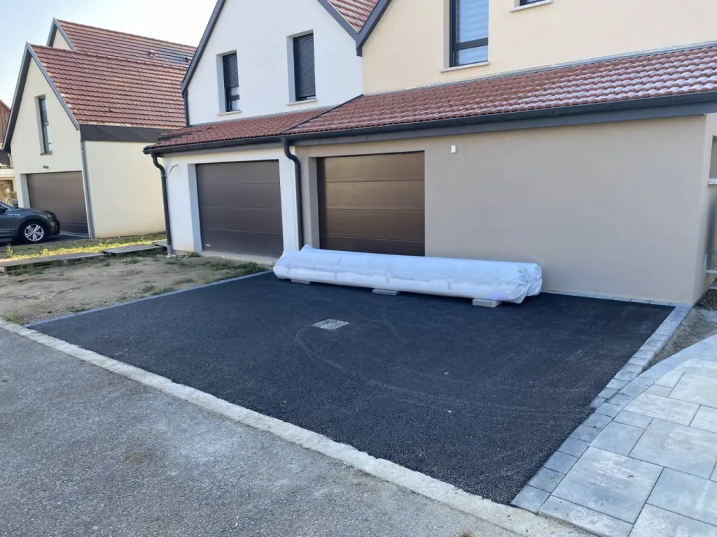 Pose d'enrobé devant un garage d'une maison individuelle à Niedernai