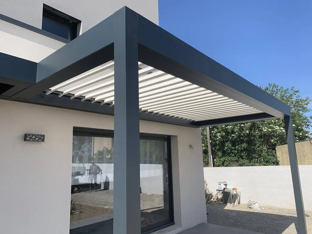 Pergola avec lames orientables + led gris anthracite installé à  OULLINS près de LYON