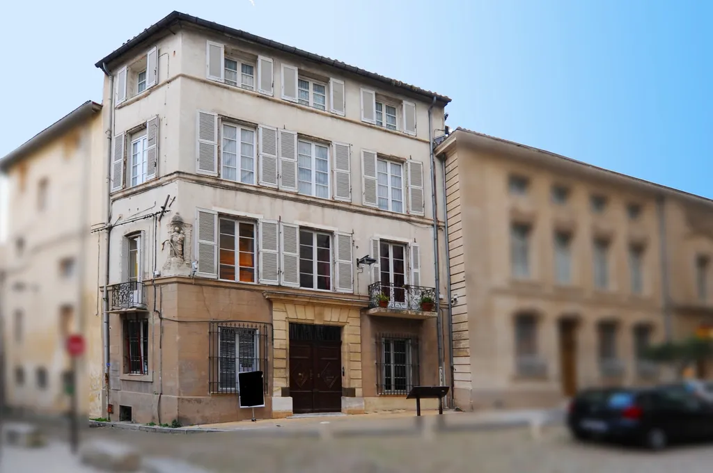 Avignon Intra-Muros, Hôtel particulier du XIVème siècle à vendre   