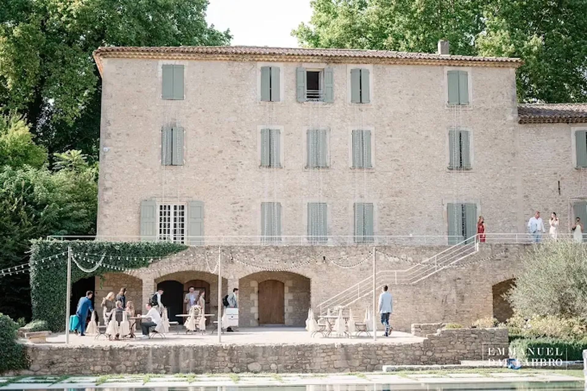 Location salle de mariage bohème à Bonnieux vers Roussillon : salle de mariage avec hébergement dortoir et proche champs de lavandes pour 200 personnes avec prestation mixologie