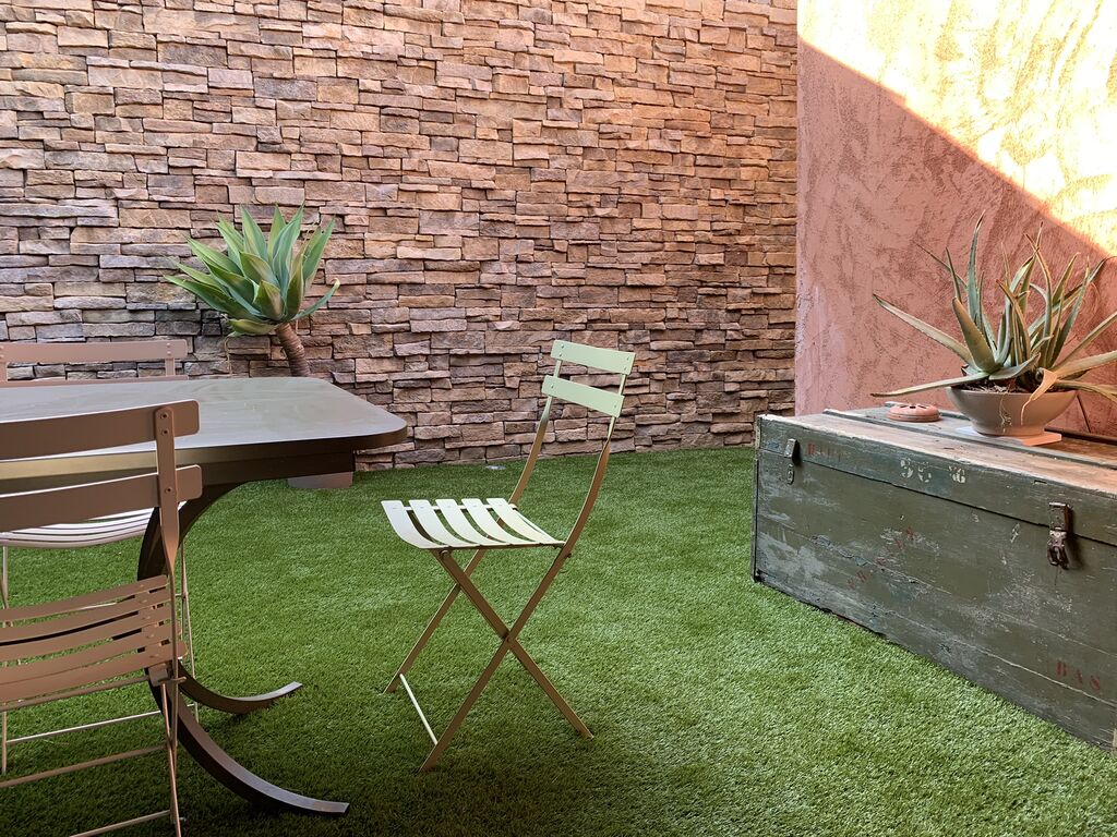 Création d’un patio contemporain avec parement de pierre et gazon synthétique