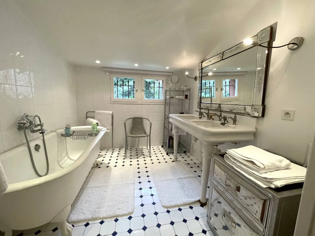 EXCLUSIVITE - maison de caractère sur la colline Saint Eutrope dans environnement privilégié   