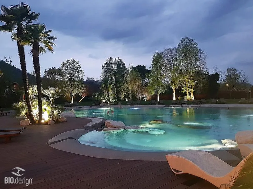 Aménagement d’espace aquatique lagon avec plage immergée éclairage LED et design paysager en Rhône-Alpes Lyon haut de gamme