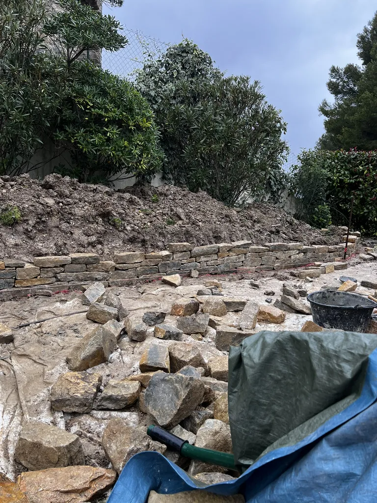 Aménagement paysager complet avec muret en pierres sèches et gazon de placage au Castellet