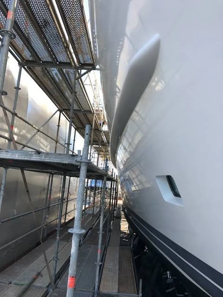 Location d’échafaudages spéciaux pour yachts à Toulon 83 : accès sécurisé pour tous vos travaux à bord