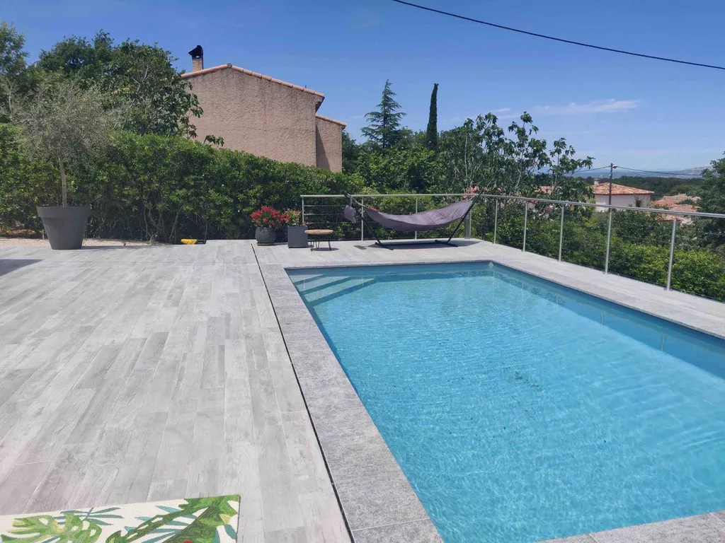 Architecte d'extérieur à Auriol : Aménagement et conception de travaux spécifiques pour la terrasse et la piscine, rénovation réalisée avec un architecte paysagiste expert