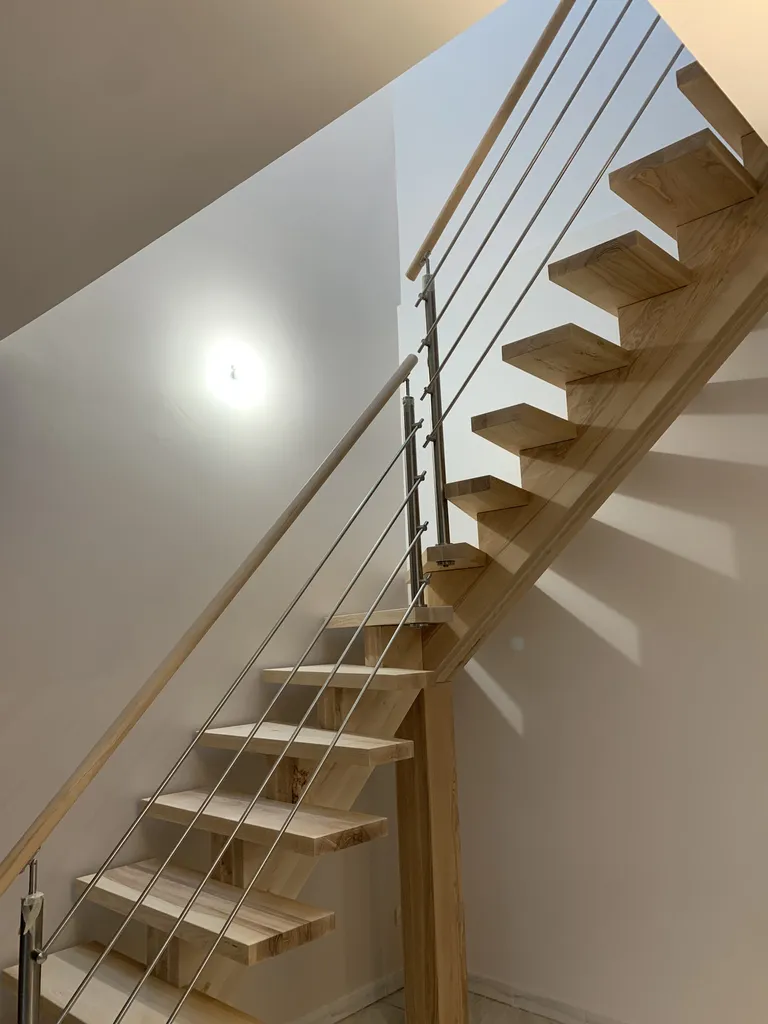 Garde-corps bois sur mesure : fabrication artisanale et pose par un menuisier spécialisé en escaliers et agencement intérieur pour maisons individuelles