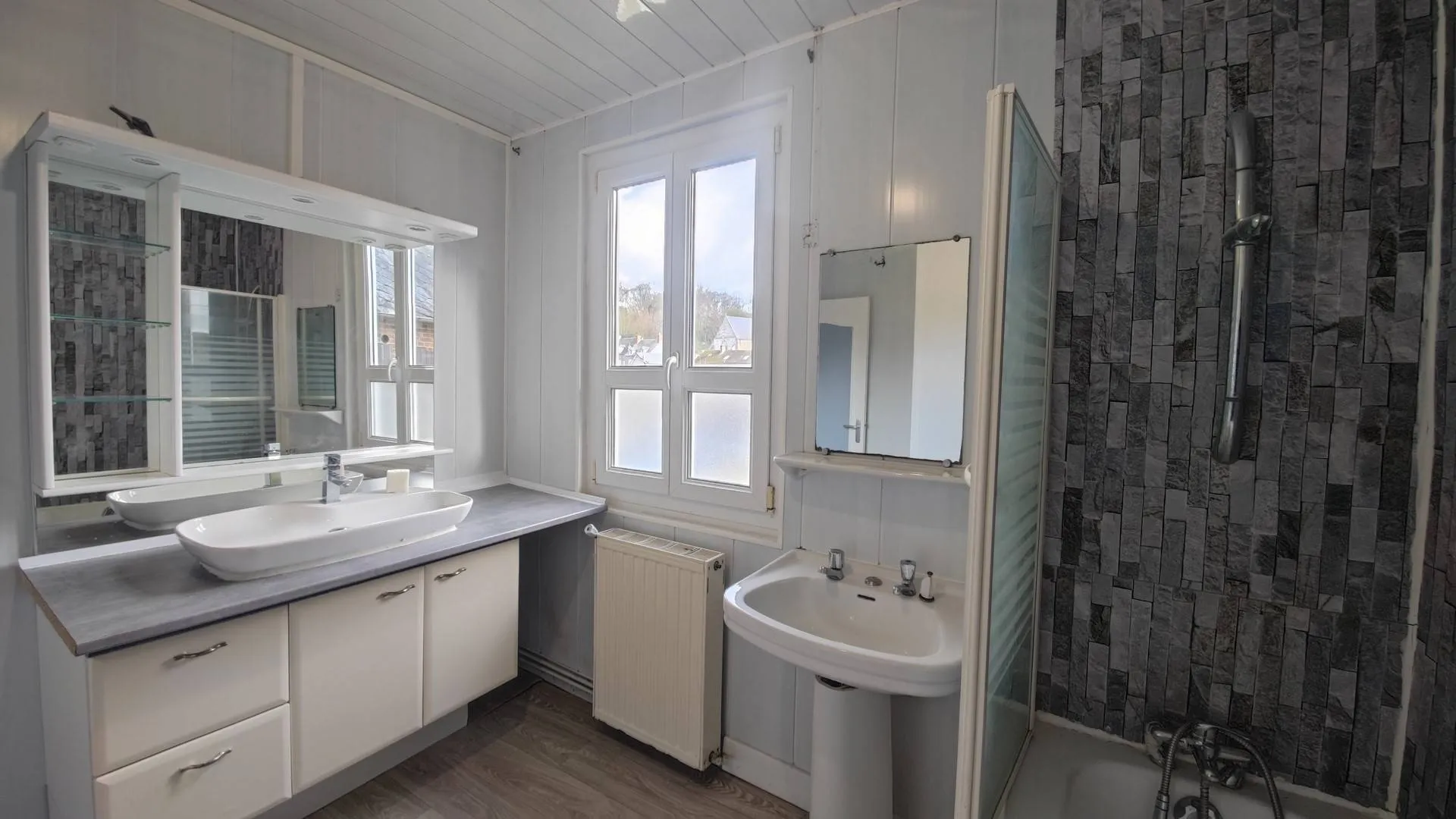 A vendre : Dressing Astucieux - Un dressing bien pensé pour organiser vos vêtements et accessoires avec facilité.