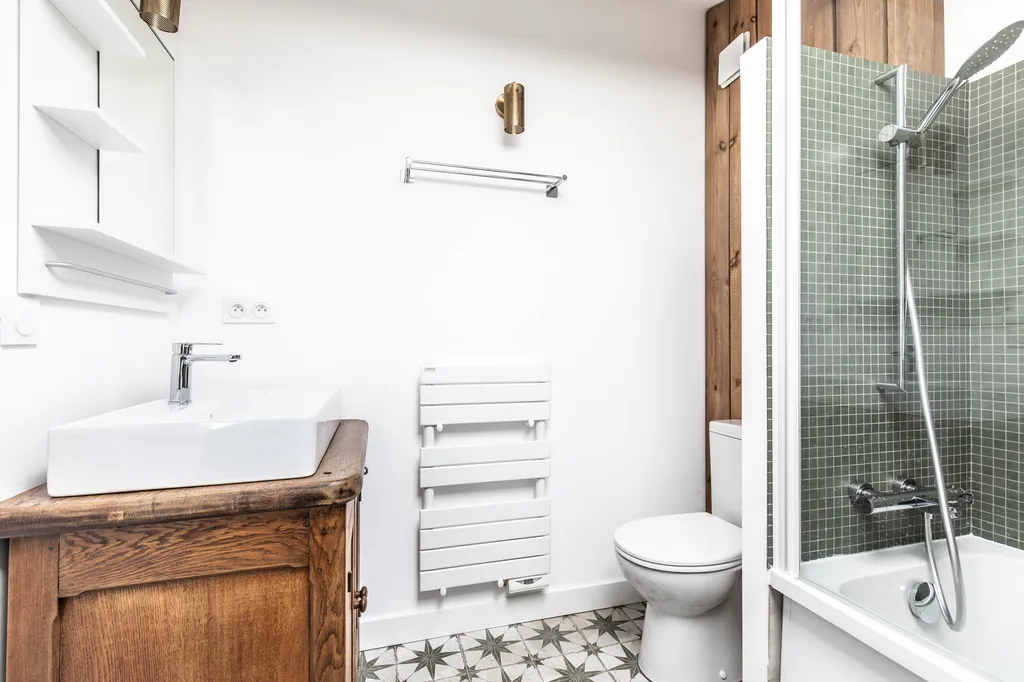 Salle d’eau & douche vitrée  AKIKO ARCHITECTURE – Bègles – Reconfiguration sanitaire La douche vitrée, le meuble compact et les rangements intégrés témoignent d’une optimisation poussée des espaces techniques, tout en conservant une esthétique simple et é