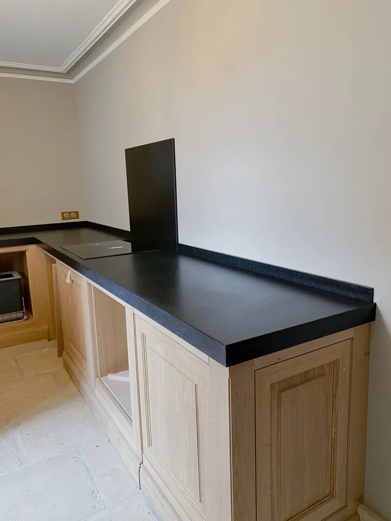 Réalisation et pose d'un plan de cuisine en granit noir Zimbabwé à Arles 