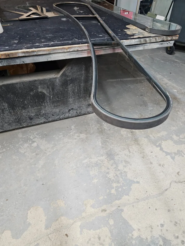 Création de plusieurs étagères de forme ovale sur ferronnerie d'art pour l'hôtel particulier 