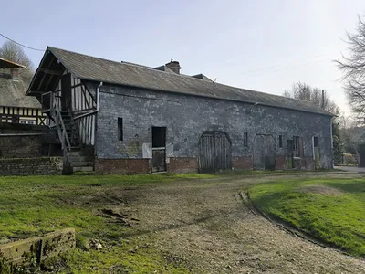 A VENDRE - CORMEILLES (27260), CENTRE BOURG, BATIMENT NORMAND A REHABILITER DE 180 M² AVEC DEPENDANCES ET TERRAIN DE 2000 M².