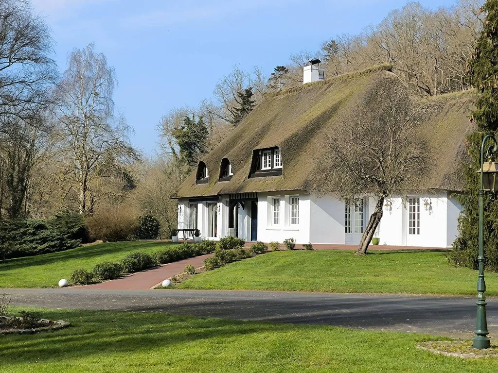A vendre, Magnifique chaumière de standing d'environ 450 m2, située sur une parcelle de 1,8 hectare à quelques kilomètres de Pont-Audemer 27500.