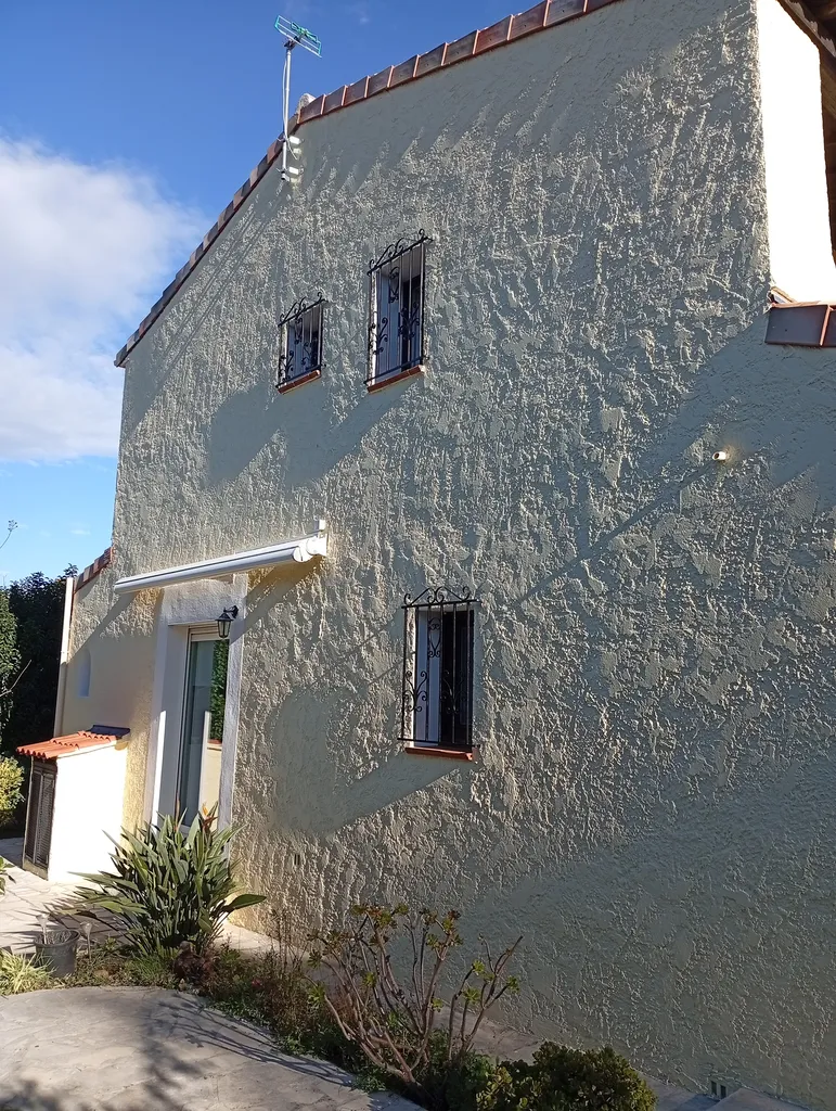 Reprise d'une façade en peinture plus reprise des fissures chantier Brignoles