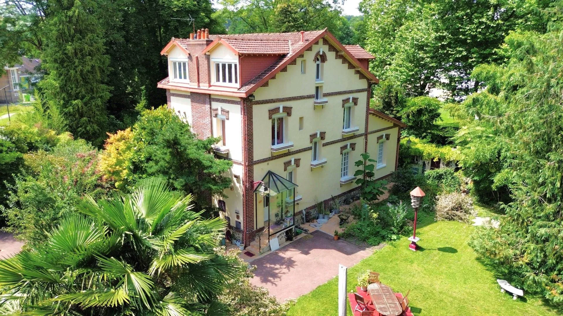 À vendre : Découvrez cette demeure de caractère construite en 1900, offrant 315,29 m² habitables, située sur un terrain arboré et clos de 3 069 m² à Malaunay.