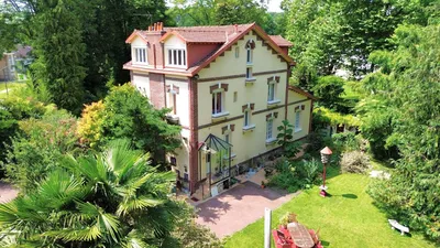 À vendre : Découvrez cette demeure de caractère construite en 1900, offrant 315,29 m² habitables, située sur un terrain arboré et clos de 3 069 m² à Malaunay.