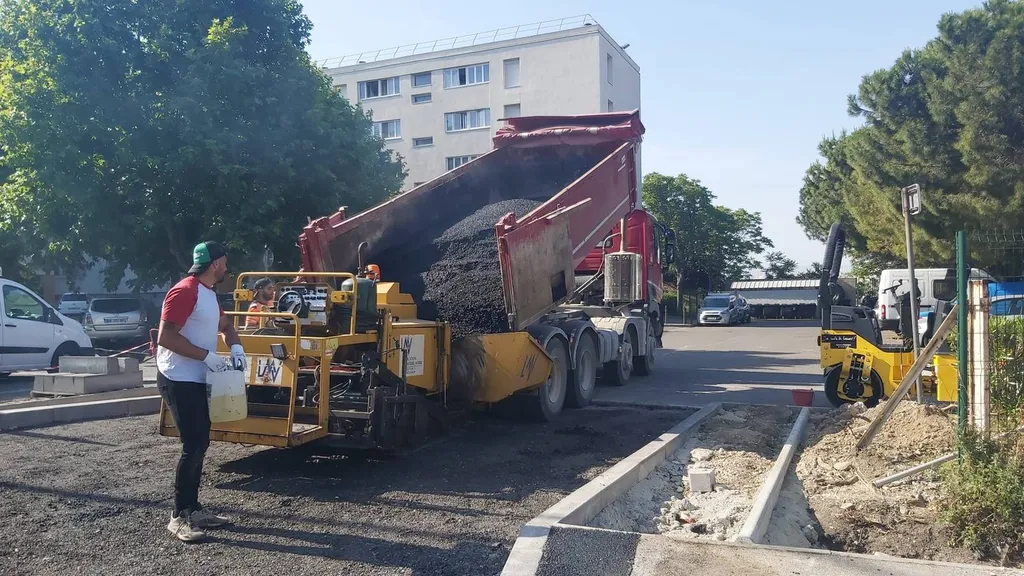 Application d'enrobé de bitume noir dans une entrée de copropriété à Marseille dans les Bouches du Rhône