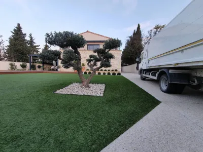 Création d'un joli jardin en gazon synthétique sur les Angles (Gard)