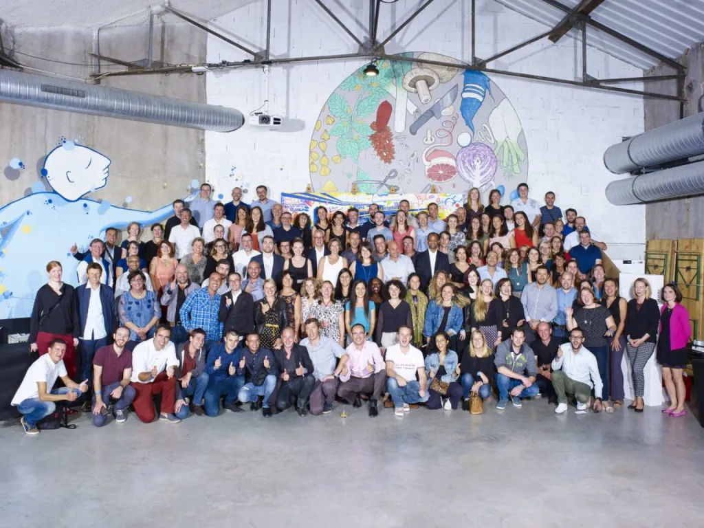 Photo de groupe à La Commune dans le quartier de Gerland prise par un photographe professionnel 