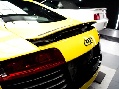 Audi R8 personnalisée en Bright Yellow à Vannes