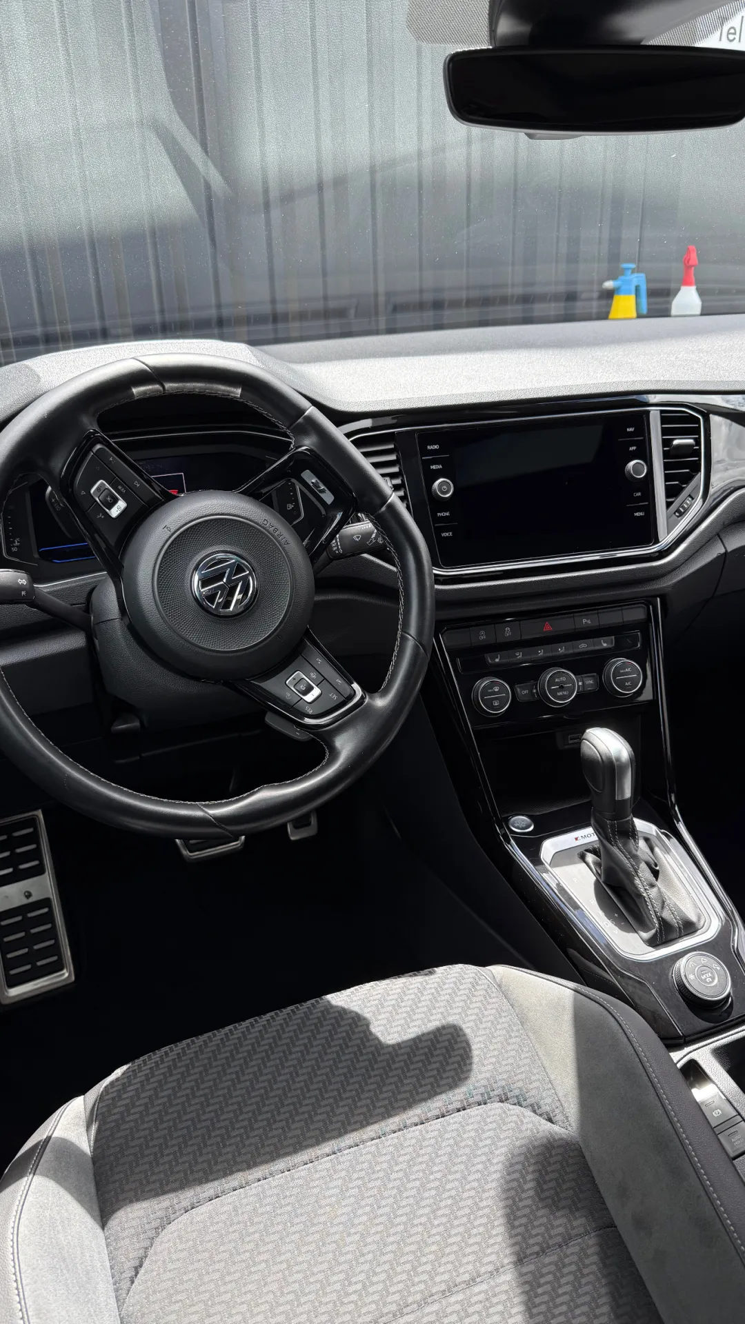 Préparation esthétique avant-vente : nettoyage complet Volkswagen T-Roc R à Andrézieux Bouthéon