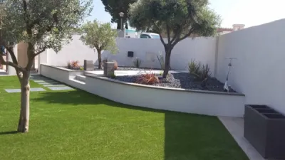 Paysagiste pour pose de gazon artificiel en rouleau Cabries Calas