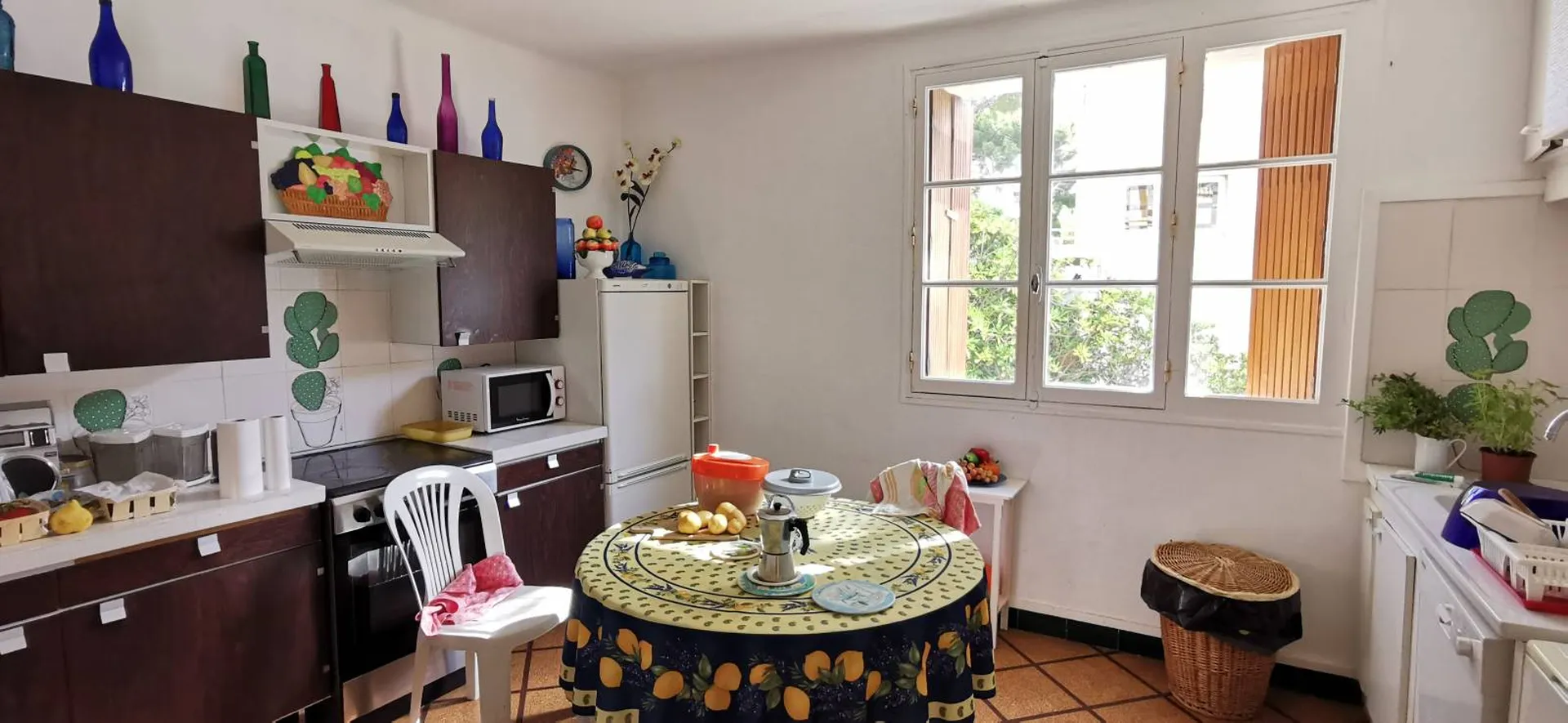 Cassis -   Pieds dans l'eau pour ce T3 avec terrasse vue mer, parking et jardinet privatif